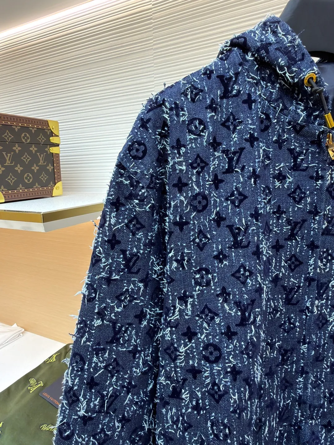 LOUIS VUITTON hooded denim jacket with velvet print ●Original version: Purchased and developed for 31500 ●Item number: 1681055-C55 ●Fabric: Retro siro jacquard exposed gauze fabric ●Technology: Heavy jacquard tassel production ●Version: Fitted version ●Weight: about 1255 grams ●Size: 46-48-50-52 ●Description: Vintage siro jacquard exposed gauze fabric, which is washed and polished with sand and gravel to form an aged texture, with an overly natural color. Heavy jacquard fringe craftsmanship creates the ultimate artistic sense. You can see how complicated the craftsmanship is when you look at the real thing. The hem leather tag has an iron mold pattern in the opposite color, and is made of genuine first-layer cowhide suede, which distinguishes it from the vague versions on the market. The lacquered copper bright lettering is clear and delicate, environmentally friendly, fixed and spray-dyed. The inner sewing barrel is threaded and hemmed. The workmanship is fine and perfectly restored. It instantly beats all versions on the market. The overall wiring is straight and delicate, the fabric is comfortable and soft, and the color is consistent without color difference. It can be matched with the same style to create a fashionable look and control various occasions. Customized accessories, complete with three standards, same style for men and women!